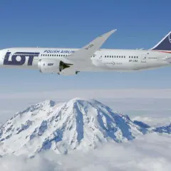 Dreamliner 787 LOT Polish Airlines przelatuje nad ośnieżonymi szczytami gór.