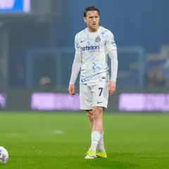 Piłkarz Interu Mediolan z numerem 7 na koszulce, w białym stroju, na tle trybun. Mecz Inter Mediolan – Juventus.