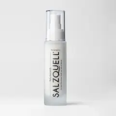 Eine Flasche SALZQUELL Reinigungsmilch mit Pumpspender. Die Anwendung dieser Naturkosmetik verspricht die Kraft von Salz & Wasser für die Haut.