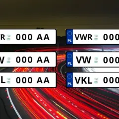 Przykładowe tablice rejestracyjne z literami DW, DWR, DKL, VW, VWR, VKL.