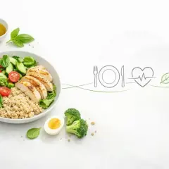 Zdrowy obiad 1000 kcal: grillowany kurczak, kasza, warzywa, jajko i pieczywo. Idealny posiłek dla dbających o linię.