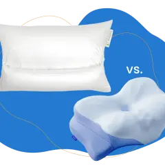 Ein weißes Kissen im Vergleich zu einem ergonomischen Derila Kopfkissen. Welches ist besser für Ihren Schlaf?