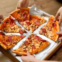 Pyszna pizza z kiełbasą i pieczarkami, idealna na spotkanie. Ten przepis na pizzę jak z pizzerii z pewnością zachwyci wszystkich.