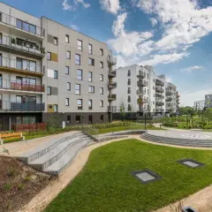 Nowoczesne osiedle w Warszawie z placem zabaw i zielenią. Idealne miejsce, by kupić mieszkanie Warszawa.