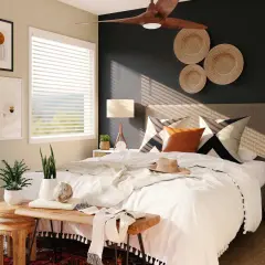 Une chambre parentale moderne avec un lit blanc, des coussins graphiques, des paniers muraux en osier et des œuvres d'art abstraites.