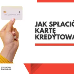 Dłoń trzyma białą kartę kredytową. Dowiedz się, jak spłacić kartę kredytową od ręki.