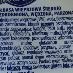 Fragment etykiety kiełbasy wieprzowej z widocznym składem i informacjami o produkcie.