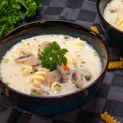 Aksamitna zupa pieczarkowa z makaronem, ozdobiona natką pietruszki, kusi smakiem i aromatem. Idealna na chłodne dni.