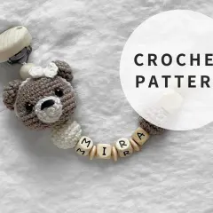 Portaciuccio uncinetto a forma di orsetto con perline personalizzate.
