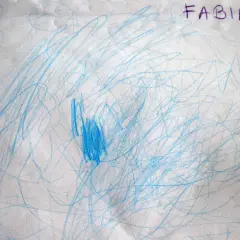 Niebieskie bazgroły na papierze, podpisane "FABIAN". To początkowe etapy rysunku dziecka, pełne ekspresji i wyobraźni.