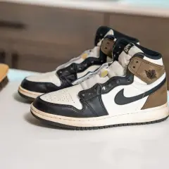 Para wyprostować zagięcia na butach Nike, potrzebna jest szczotka i sznurówki.