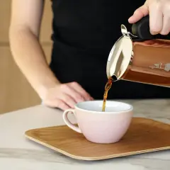 Kawa parzona w kawiarce Bialetti trafia do różowej filiżanki. Czy można wypić kawę przed badaniem krwi? Zależy od zaleceń lekarza.