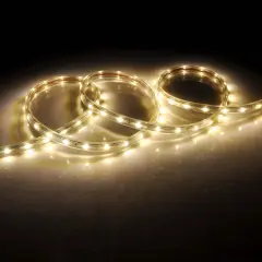Świecąca taśma LED, która zużywa 50W, ułożona w pętle na błyszczącej powierzchni.