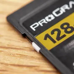 Karta pamięci 128 GB z technologią nand flash, gotowa do przechowywania Twoich wspomnień.