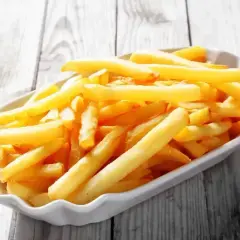 Złociste frytki w białej miseczce, wyglądają jak te z McDonald's. Chcesz wiedzieć jak zrobić frytki z McDonald's?