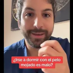 Hombre con barba pregunta si es malo dormir con el pelo mojado.