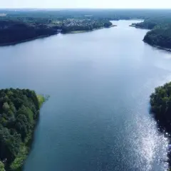 Jezioro Sławskie: piękne miejsce z problemami ekologicznymi i atrakcjami