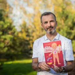Tomasz Rożek prezentuje swoje książki o nauce dla dzieci, w tym "Jak działa człowiek?".