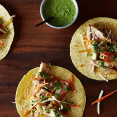 Tre färdiga tacos med kyckling, grönsaker och grön sås. Ett enkelt tacos recept för en god middag.