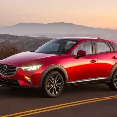 Czerwona Mazda CX-3 na tle górskiego krajobrazu. Idealne mazda cx 3 wymiary dla miejskich podróży.