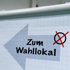 Pfeil zeigt zum Wahl­lokal. Ob zur Land­tags­wahl ab 16 oder 18, jeder kann wählen.