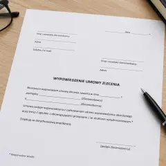Dokument wypowiedzenia umowy zlecenia. Może to oznaczać karę za zerwanie umowy zlecenie, jeśli nie przestrzegano warunków.