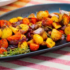 Verduras asadas al horno: patatas, zanahorias y cebolla morada, con hierbas aromáticas. El tiempo y la temperatura perfectos para un plato delicioso.