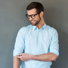 Jak zawinąć rękawy w koszuli, aby wyglądać elegancko i stylowo
