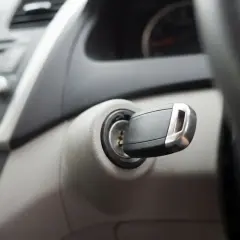 Kluczyk w stacyjce, ale auto nie odpala? To mogą być objawy uszkodzonego immobilizera.