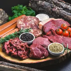 Mięsa, kiełbaski, pomidorki i przyprawy. Zastanawiasz się, ile soli do solanki na te pyszności?