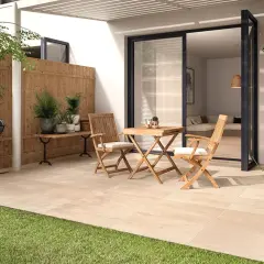 Ein moderner kleiner Garten am Reihenhaus mit Grill, Holztisch und Stühlen. Perfekt für entspannte Stunden.