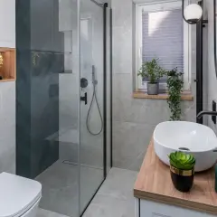 Nowoczesne łazienki galeria zdjęć: szara, minimalistyczna przestrzeń z prysznicem walk-in, wiszącą toaletą i umywalką nablatową.