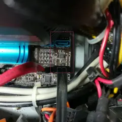 SATA-Anschluss auf dem Motherboard, bereit, die zweite Festplatte zu aktivieren.