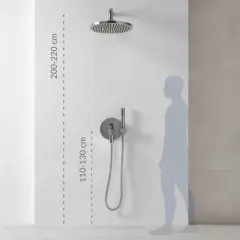Wysokość baterii prysznicowej: deszczownica 200-220 cm, panel sterujący 110-130 cm. Widoczna sylwetka człowieka.