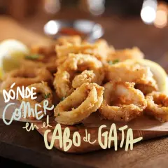 Crujientes calamares fritos, perfectos para un tapeo en Cabo de Gata. ¡Una delicia que no te puedes perder!