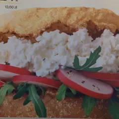 Mcmuffin z twarożkiem i rzodkiewką, świeża rukola. Zdrowa przekąska, niskie kcal.