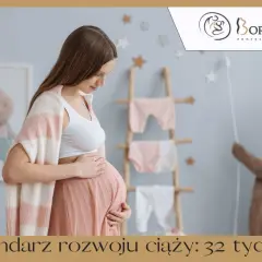 Kobieta w 32 tygodniu ciąży, z dłońmi na brzuchu, w pokoju dziecięcym z pluszowym misiem i ubrankami.