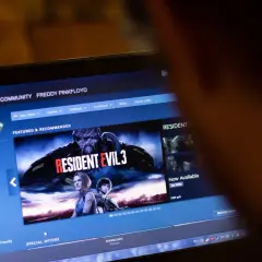 Gracz przegląda sklep Steam, szukając inspiracji, jak sprzedać grę na Steam, widząc Resident Evil 3.