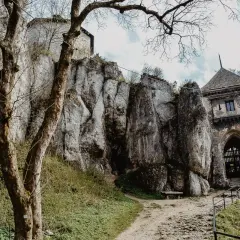 Ruiny zamku na skale, w tle wieża bramna. To malownicze miejsce, najmniejszy park narodowy w Polsce, zaprasza do odkrywania historii.