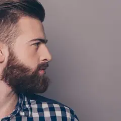 Jaka fryzura do brody? Odkryj idealne stylizacje dla kwadratowej twarzy