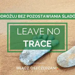 Podróżuj bez pozostawiania śladów. Zasady "Leave No Trace" to szacunek dla natury. Kamienie ułożone w kształt stopy na piasku.