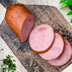 Kiełbasa szynkowa parzona, gotowa do podania. Idealna na kanapki, jako dodatek do dań. Prosty przepis na domową wędlinę.