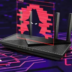 Router z groźnym cieniem hakera na ekranie. Czy wifi jest szkodliwe? Obraz sugeruje zagrożenie bezpieczeństwa danych.