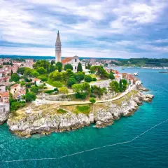 Rovigno, gioiello dell'Istria, cosa vedere in 3 giorni: un borgo medievale su un'isola con chiesa e campanile svettanti sul mare turchese.