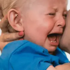 Skok rozwojowy 5 miesiąc objawy – jak rozpoznać lęk separacyjny?