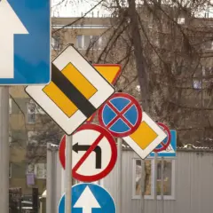 Mnóstwo znaków drogowych, jakby test na prawo jazdy. Strzałka do przodu, zakaz skrętu, pierwszeństwo, rowerzyści i postój.
