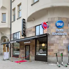 Best Western hotel vid 108, med restaurang Burgers & Beer och en taco bar. Elsparkcyklar står parkerade utanför.