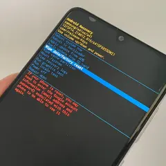 Ekran telefonu z menu Android Recovery, opcja "Wipe data/factory reset" podświetlona. Pomoc w przypadku, jak zresetować zablokowany telefon.