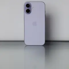 Nowy iPhone 17 biały, z podwójnym aparatem i logo Apple, odbija się na błyszczącej powierzchni.