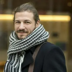 Jak prawidłowo zakładać szalik do płaszcza, aby wyglądać stylowo i modnie